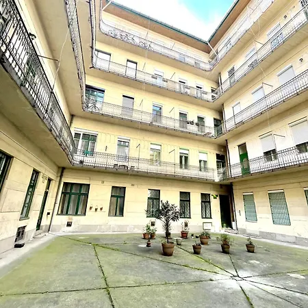 Teresian Near The Andrassy Street Free Air Conditioner Free Coffee Apartment
